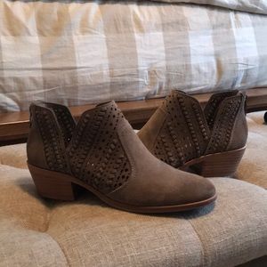 Vince Camuto Prasata bootie!! Like new!